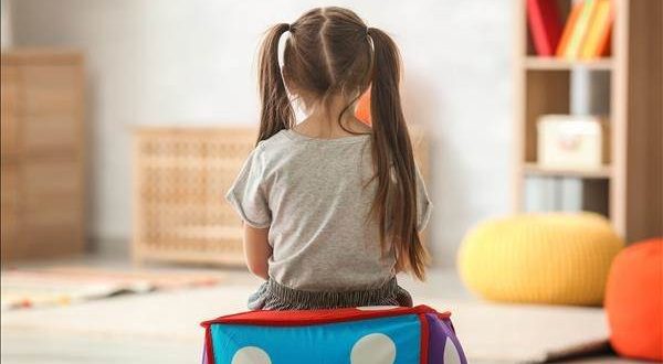 فتح باب قبول ملفات تسجيل الأطفال المصابين باضطراب طيف التوحد لسنة 2026-2027 تونس – "سبق": أعلنت وزارة الشؤون الاجتماعية، في بلاغ نشرته عبر صفحتها الرسمية، عن الانطلاق بداية من اليوم الاثنين 3 أوت إلى غاية يوم الأربعاء 30 سبتمبر 2026 في قبول ملفات تسجيل الأطفال المصابين باضطراب طيف التوحد للسنة التربوية 2026-2027، والمخصصة للفئة العمرية الممتدة من 3 إلى 7 سنوات. مكان إيداع الملفات والوثائق المطلوبة ودعت الوزارة الأولياء الراغبين في تسجيل أبنائهم إلى المبادرة بإيداع ملفاتهم بمقر المركب الاجتماعي والتربوي للأطفال المصابين باضطرابات طيف التوحد بمدينة عمر المختار سيدي حسين. ويجب أن يتضمن ملف التسجيل الوثائق التالية: بطاقة ولي الطفل: نسخة من بطاقة التعريف الوطنية للولي، أو بطاقة اتصال إذا كان الولي القانوني مؤسسة عمومية. مضمون ولادة: مضمون ولادة للطفل حديث العهد (لم يمر على إصداره أكثر من 3 أشهر). تقرير طبي مفصل: تقرير صادر عن مؤسسة استشفائية يفيد بإصابة الطفل باضطراب طيف التوحد، ويحدد درجة استقلاليته وإمكانية وجود أمراض أو أعراض مصاحبة. بطاقات إضافية (إن وجدت): نسخة من بطاقة إعاقة الطفل ونسخة من بطاقة العلاج. صور شخصية: صورتان شمسيتان حديثتان للطفل. آلية القبول وطاقة الاستيعاب وأكدت وزارة الشؤون الاجتماعية أنه سيتم في مرحلة ثانية عرض جميع الملفات المودعة بالمركب على أنظار لجنة القبول (المحدثة بقرار وزير الشؤون الاجتماعية رقم 31 المؤرخ في 3 ديسمبر 2021). ويتولى المركّب الاجتماعي والتربوي قبول الأطفال المقبولين نهائياً في حدود طاقة استيعاب المؤسسة.