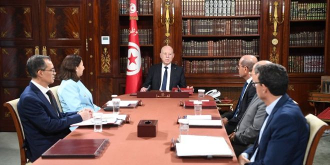 رئيس الجمهورية يترأس اجتماعاً بحضور رئيسة الحكومة ويؤكد: الشعب بحاجة لأفعال لا بلاغات