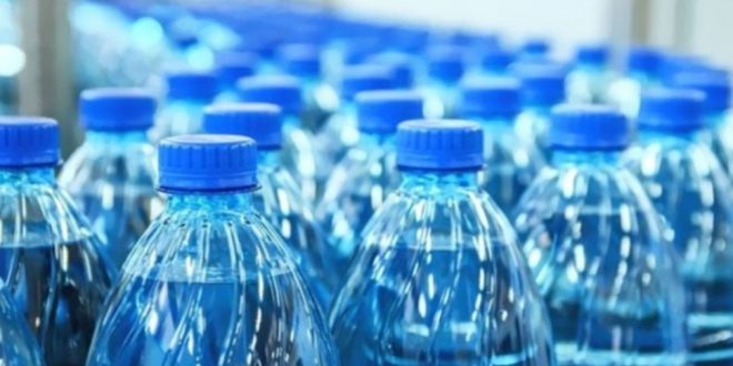 وزارة التجارة: أزمة المياه المعدنية نحو الانفراج وخطة استثنائية لضخ ملايين القوارير بالأسواق