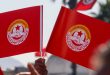 سابقة في تاريخ اتحاد الشغل: الاتحاد الجهوي بمدنين يعلق نشاطه النقابي بالكامل تونس – "سبق": في خطوة غير مسبوقة وتُعد الأولى من نوعها في تاريخ المنظمة الشغيلة، قرر الاتحاد الجهوي للشغل بمدنين تعليق نشاطه النقابي بالجهة بشكل تام وشامل، وذلك إثر اجتماع طارئ لمكتبه التنفيذي الجهوي يوم أمس الأحد. أسباب وخلفيات القرار يأتي هذا القرار التصعيدي على خلفية تمسك المكتب التنفيذي الجهوي بمدنين بضرورة عقد المؤتمر الجهوي للشغل، في مواجهة قرار القيادة المركزية للاتحاد العام التونسي للشغل القاضي بتأجيل كافة المؤتمرات النقابية إلى غاية سنة 2027. وتجدر الإشارة إلى أن ملف المؤتمر الجهوي بمدنين شهد تعثرات متكررة، حيث فشلت القيادة في عقده في مناسبتين، كان أبرزها تأجيله في شهر ماي الماضي إثر خلافات هيكلية حادة حالت دون انعقاده في موعده، وهو ما عمّق الفجوة بين الهيكل الجهوي والقيادة المركزية وأفضى في النهاية إلى إعلام الاتحاد العام بتعليق النشاط بالكامل في انتظار ما ستسفر عنه التطورات القادمة.