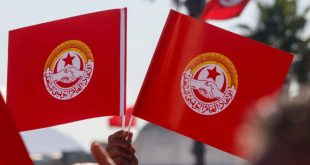 سابقة في تاريخ اتحاد الشغل: الاتحاد الجهوي بمدنين يعلق نشاطه النقابي بالكامل تونس – "سبق": في خطوة غير مسبوقة وتُعد الأولى من نوعها في تاريخ المنظمة الشغيلة، قرر الاتحاد الجهوي للشغل بمدنين تعليق نشاطه النقابي بالجهة بشكل تام وشامل، وذلك إثر اجتماع طارئ لمكتبه التنفيذي الجهوي يوم أمس الأحد. أسباب وخلفيات القرار يأتي هذا القرار التصعيدي على خلفية تمسك المكتب التنفيذي الجهوي بمدنين بضرورة عقد المؤتمر الجهوي للشغل، في مواجهة قرار القيادة المركزية للاتحاد العام التونسي للشغل القاضي بتأجيل كافة المؤتمرات النقابية إلى غاية سنة 2027. وتجدر الإشارة إلى أن ملف المؤتمر الجهوي بمدنين شهد تعثرات متكررة، حيث فشلت القيادة في عقده في مناسبتين، كان أبرزها تأجيله في شهر ماي الماضي إثر خلافات هيكلية حادة حالت دون انعقاده في موعده، وهو ما عمّق الفجوة بين الهيكل الجهوي والقيادة المركزية وأفضى في النهاية إلى إعلام الاتحاد العام بتعليق النشاط بالكامل في انتظار ما ستسفر عنه التطورات القادمة.