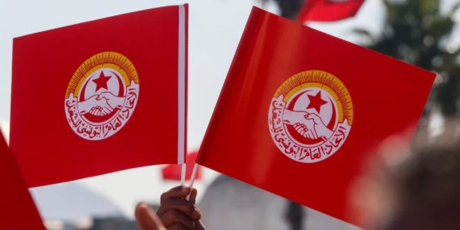 سابقة في تاريخ اتحاد الشغل: الاتحاد الجهوي بمدنين يعلق نشاطه النقابي بالكامل تونس – "سبق": في خطوة غير مسبوقة وتُعد الأولى من نوعها في تاريخ المنظمة الشغيلة، قرر الاتحاد الجهوي للشغل بمدنين تعليق نشاطه النقابي بالجهة بشكل تام وشامل، وذلك إثر اجتماع طارئ لمكتبه التنفيذي الجهوي يوم أمس الأحد. أسباب وخلفيات القرار يأتي هذا القرار التصعيدي على خلفية تمسك المكتب التنفيذي الجهوي بمدنين بضرورة عقد المؤتمر الجهوي للشغل، في مواجهة قرار القيادة المركزية للاتحاد العام التونسي للشغل القاضي بتأجيل كافة المؤتمرات النقابية إلى غاية سنة 2027. وتجدر الإشارة إلى أن ملف المؤتمر الجهوي بمدنين شهد تعثرات متكررة، حيث فشلت القيادة في عقده في مناسبتين، كان أبرزها تأجيله في شهر ماي الماضي إثر خلافات هيكلية حادة حالت دون انعقاده في موعده، وهو ما عمّق الفجوة بين الهيكل الجهوي والقيادة المركزية وأفضى في النهاية إلى إعلام الاتحاد العام بتعليق النشاط بالكامل في انتظار ما ستسفر عنه التطورات القادمة.