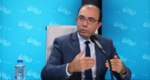 مجلس الأعمال التونسي الإفريقي: انطلاق تركيز ائتلافات اقتصادية قطاعية لاقتناص المشاريع الكبرى في القارة تونس – "سبق": أعلن رئيس مجلس الأعمال التونسي الإفريقي، أنيس الجزيري، عن الشروع الفعلي في تكوين ائتلافات اقتصادية قطاعية تهدف إلى تعزيز قدرة المؤسسات التونسية على الفوز بالمشاريع الكبرى في القارة الإفريقية لمواجهة المنافسة الدولية المتصاعدة. تأسيس "توكاد" وإستراتيجية الائتلافات القطاعية جاء الإعلان بمناسبة انعقاد المؤتمر الثاني للمجلس لتقييم نشاطه للعشرية الماضية وانتخاب مكتب تنفيذي جديد يضم 15 عضواً، حيث تم تدشين هذه الخطوة عبر تأسيس الكونسورتيوم التونسي للتنمية في إفريقيا "توكاد" كأول تكتل متخصص في مجالات البنية التحتية، الطاقة، والاتصالات. وكشف الجزيري عن جدول الزمني لإطلاق بقية الائتلافات خلال السنوات القادمة: قطاع التكنولوجيا: الكشف عن الائتلاف الثاني خلال الأسابيع الأربعة المقبلة. التعليم والتكوين المهني: إطلاق تكتل خاص قبل نهاية العام الجاري 2026. قطاعا السياحة والصحة: مبرمجان للعام المقبل 2027. القطاع الصناعي: إطلاق ائتلاف شامل بحلول سنة 2028، بالتوازي مع الشروع في إحداث بنك أعمال إفريقي بين سنتي 2028 و2029 لتوفير التمويلات اللازمة عبر المانحين الدوليين ومرافقة المؤسسات نحو الأسواق الإفريقية. طفرة في الصادرات وحصيلة عشرية من الحضور الإفريقي أكد رئيس المجلس أن الصادرات التونسية نحو دول إفريقيا جنوب الصحراء قد تضاعفت قرابة ثلاث مرات خلال العشرية الأخيرة، لتقفز من 600 مليون دينار إلى أكثر من 1.6 مليار دينار حالياً، مستأثرة بنحو 10% من إجمالي الصادرات الوطنية. واستعرض الجزيري أبرز محطات عمل المجلس خلال العقد الماضي، والتي شملت: تنظيم 43 بعثة اقتصادية شملت 37 بلداً إفريقياً. استقطاب أكثر من 47 ألف مشارك في مختلف التظاهرات وتوقيع 103 اتفاقيات شراكة. نجاح أكثر من 150 شركة تونسية في الانتصاب في الكوت ديفوار وحدها ضمن قطاعات الأدوية، الصناعات الغذائية والميكانيكية. نجاح قطاع التعليم العالي في استقطاب ما بين 7 آلاف و8 آلاف طالب إفريقي. رؤية 2030 وتذليل العقبات الهيكلية ترتكز الرؤية الاستراتيجية للمجلس في أفق سنة 2030 على تكثيف انتصاب المؤسسات التونسية إفريقياً، مع التشديد على ضرورة رفع التحديات الهيكلية عبر: التعجيل بتنقيح قانون الصرف لتسهيل المعاملات المالية وتحويل رؤوس الأموال. تجاوز العقبات اللوجستية من خلال إحداث خطوط بحرية مباشرة نحو غرب إفريقيا، وتسريع إنجاز ميناء النفيضة للمياه العميقة. تفعيل الطريق البرية الرابطة بين تونس، ليبيا، النيجر، وتشاد، فضلاً عن تعزيز الدبلوماسية الاقتصادية لمعاضدة جهود المستثمرين.