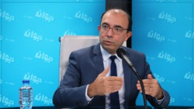 مجلس الأعمال التونسي الإفريقي: انطلاق تركيز ائتلافات اقتصادية قطاعية لاقتناص المشاريع الكبرى في القارة تونس – "سبق": أعلن رئيس مجلس الأعمال التونسي الإفريقي، أنيس الجزيري، عن الشروع الفعلي في تكوين ائتلافات اقتصادية قطاعية تهدف إلى تعزيز قدرة المؤسسات التونسية على الفوز بالمشاريع الكبرى في القارة الإفريقية لمواجهة المنافسة الدولية المتصاعدة. تأسيس "توكاد" وإستراتيجية الائتلافات القطاعية جاء الإعلان بمناسبة انعقاد المؤتمر الثاني للمجلس لتقييم نشاطه للعشرية الماضية وانتخاب مكتب تنفيذي جديد يضم 15 عضواً، حيث تم تدشين هذه الخطوة عبر تأسيس الكونسورتيوم التونسي للتنمية في إفريقيا "توكاد" كأول تكتل متخصص في مجالات البنية التحتية، الطاقة، والاتصالات. وكشف الجزيري عن جدول الزمني لإطلاق بقية الائتلافات خلال السنوات القادمة: قطاع التكنولوجيا: الكشف عن الائتلاف الثاني خلال الأسابيع الأربعة المقبلة. التعليم والتكوين المهني: إطلاق تكتل خاص قبل نهاية العام الجاري 2026. قطاعا السياحة والصحة: مبرمجان للعام المقبل 2027. القطاع الصناعي: إطلاق ائتلاف شامل بحلول سنة 2028، بالتوازي مع الشروع في إحداث بنك أعمال إفريقي بين سنتي 2028 و2029 لتوفير التمويلات اللازمة عبر المانحين الدوليين ومرافقة المؤسسات نحو الأسواق الإفريقية. طفرة في الصادرات وحصيلة عشرية من الحضور الإفريقي أكد رئيس المجلس أن الصادرات التونسية نحو دول إفريقيا جنوب الصحراء قد تضاعفت قرابة ثلاث مرات خلال العشرية الأخيرة، لتقفز من 600 مليون دينار إلى أكثر من 1.6 مليار دينار حالياً، مستأثرة بنحو 10% من إجمالي الصادرات الوطنية. واستعرض الجزيري أبرز محطات عمل المجلس خلال العقد الماضي، والتي شملت: تنظيم 43 بعثة اقتصادية شملت 37 بلداً إفريقياً. استقطاب أكثر من 47 ألف مشارك في مختلف التظاهرات وتوقيع 103 اتفاقيات شراكة. نجاح أكثر من 150 شركة تونسية في الانتصاب في الكوت ديفوار وحدها ضمن قطاعات الأدوية، الصناعات الغذائية والميكانيكية. نجاح قطاع التعليم العالي في استقطاب ما بين 7 آلاف و8 آلاف طالب إفريقي. رؤية 2030 وتذليل العقبات الهيكلية ترتكز الرؤية الاستراتيجية للمجلس في أفق سنة 2030 على تكثيف انتصاب المؤسسات التونسية إفريقياً، مع التشديد على ضرورة رفع التحديات الهيكلية عبر: التعجيل بتنقيح قانون الصرف لتسهيل المعاملات المالية وتحويل رؤوس الأموال. تجاوز العقبات اللوجستية من خلال إحداث خطوط بحرية مباشرة نحو غرب إفريقيا، وتسريع إنجاز ميناء النفيضة للمياه العميقة. تفعيل الطريق البرية الرابطة بين تونس، ليبيا، النيجر، وتشاد، فضلاً عن تعزيز الدبلوماسية الاقتصادية لمعاضدة جهود المستثمرين.