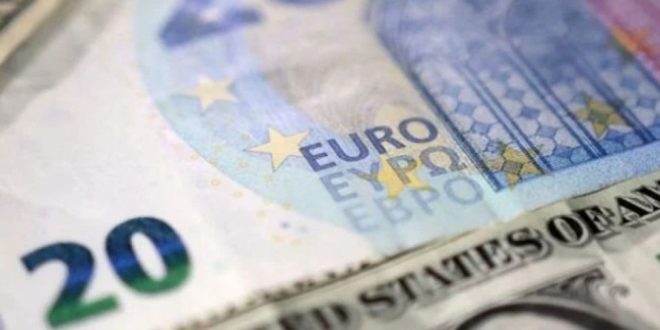 اليورو يهبط إلى أدنى مستوى في 17 شهراً أمام الدولار بفعل المخاطر السياسية في منطقة اليورو